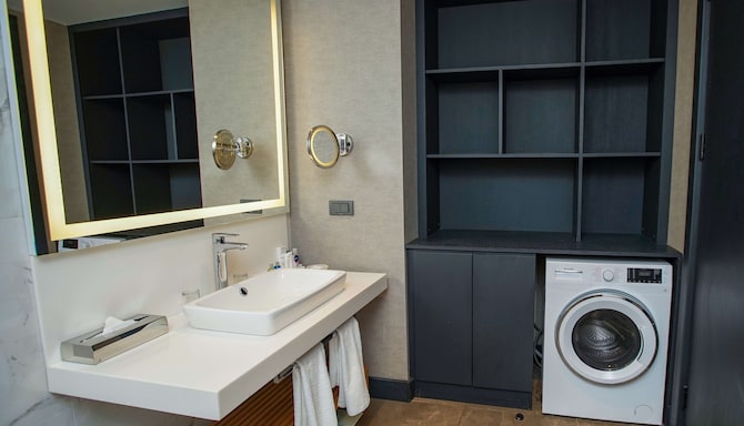 Radisson Blu Hotel & Conference Center, Niamey - Suite bathroom with washing machine