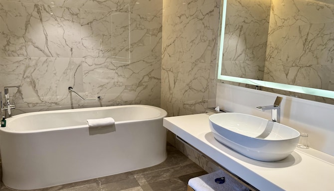 Radisson Blu Hotel & Conference Center, Niamey - Executive Suite Bathroom