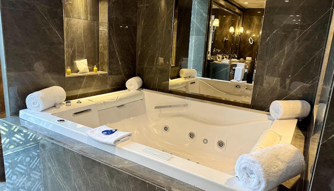 Radisson Blu Hotel & Conference Center, Niamey - Presidential Suite Bathroom