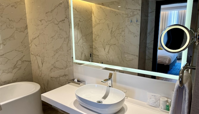 Radisson Blu Hotel & Conference Center, Niamey - Executive Suite Bathroom