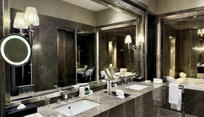 Radisson Blu Hotel & Conference Center, Niamey - Royal suite Bathroom