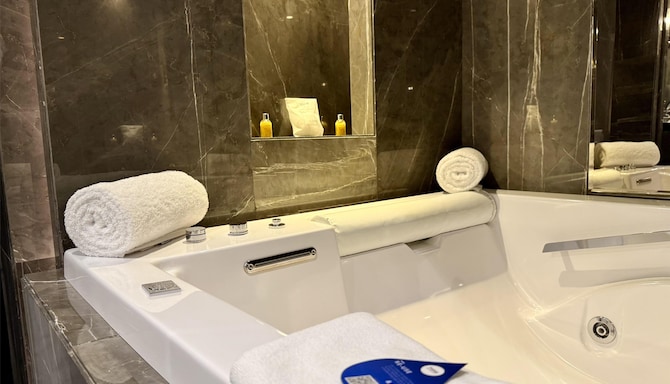 Radisson Blu Hotel & Conference Center, Niamey - Royal suite Bathroom