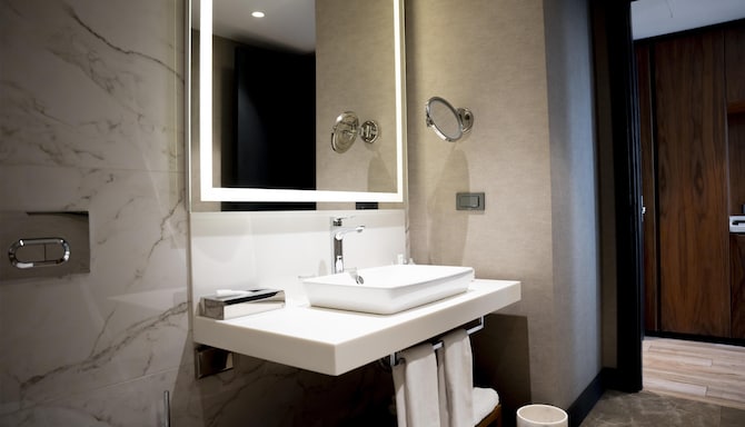 Radisson Blu Hotel & Conference Center, Niamey - Junior Suite bathroom