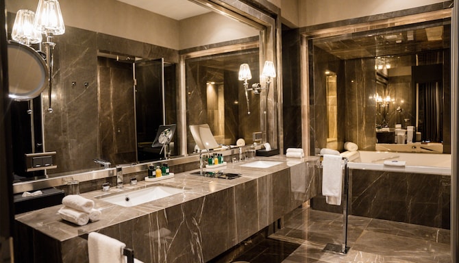 Radisson Blu Hotel & Conference Center, Niamey - Presidential Suite bathroom