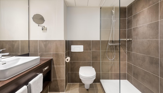 Radisson Blu Hotel & Conference Centre, Salzburg - Guest room bath