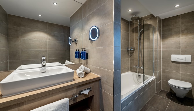Radisson Blu Hotel & Conference Centre, Salzburg - Bad im Gästezimmer