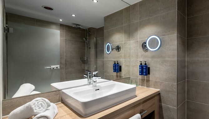 Radisson Blu Hotel & Conference Centre, Salzburg - Bad im Gästezimmer