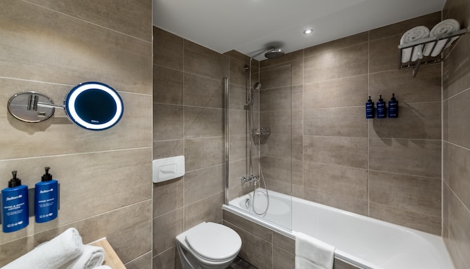 Radisson Blu Hotel & Conference Centre, Salzburg - Bad im Gästezimmer