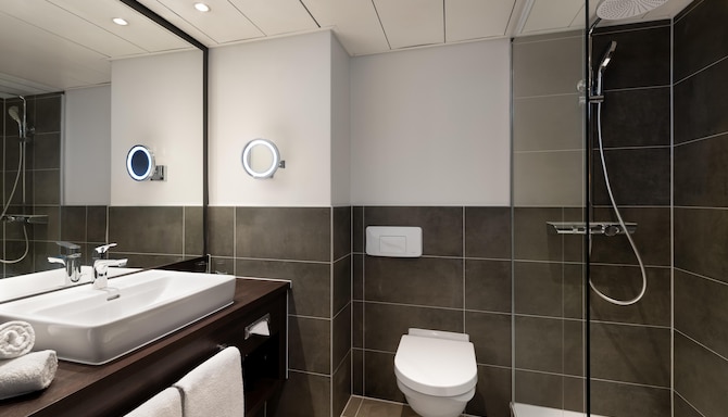 Radisson Blu Hotel & Conference Centre, Salzburg - Bad im Gästezimmer