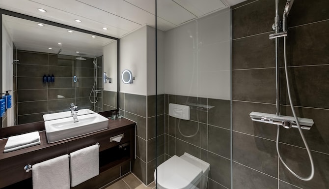 Radisson Blu Hotel & Conference Centre, Salzburg - Bad im Gästezimmer