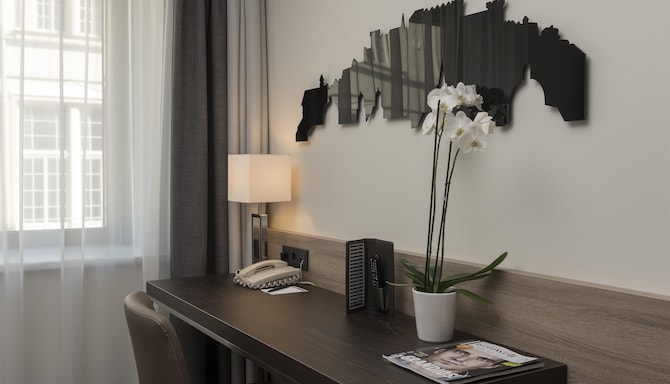 Radisson Blu Hotel & Conference Centre, Salzburg - Superior room desk