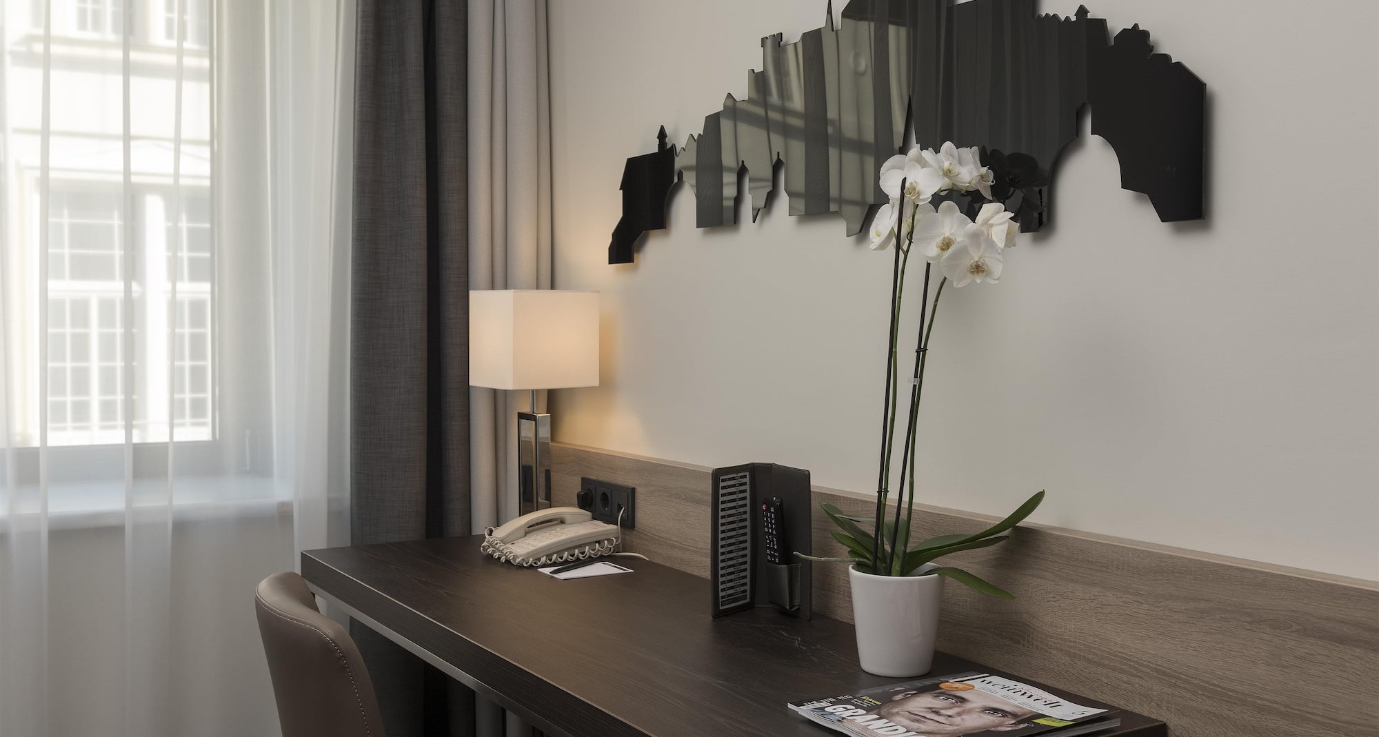 Radisson Blu Hotel & Conference Centre, Salzburg - Superior room desk