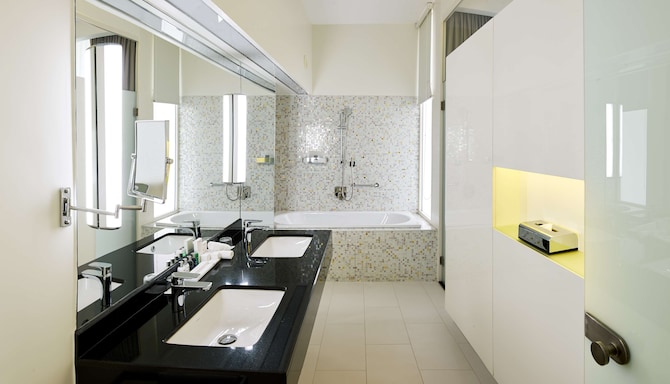 Radisson Blu Hotel &amp; Convention Centre Kigali - Guest room bathroom