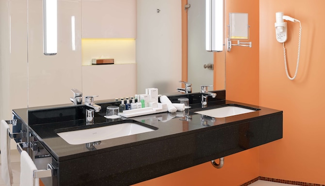 Radisson Blu Hotel &amp; Convention Centre Kigali - Guest room bathroom