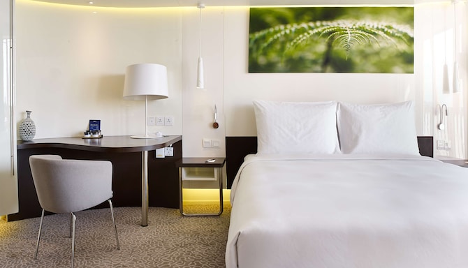 Radisson Blu Hotel &amp; Convention Centre Kigali - Guest room bed