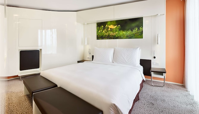 Radisson Blu Hotel &amp; Convention Centre Kigali - Guest room bed