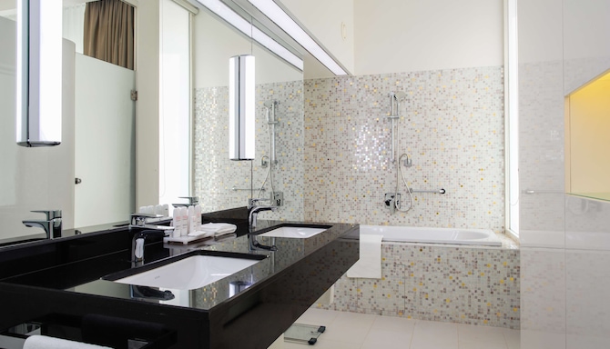 Radisson Blu Hotel & Convention Centre Kigali - Royal Suite Guest Bathroom