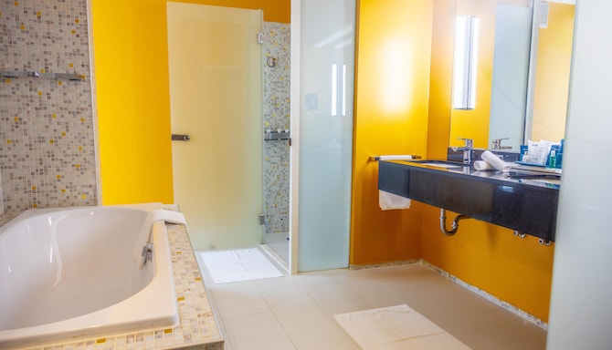 Radisson Blu Hotel & Convention Center, Kigali - Junior Suite with Lounge Access and Balcony