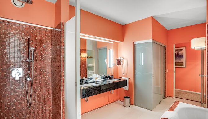 Radisson Blu Hotel & Convention Center, Kigali - Junior Suite Bathroom