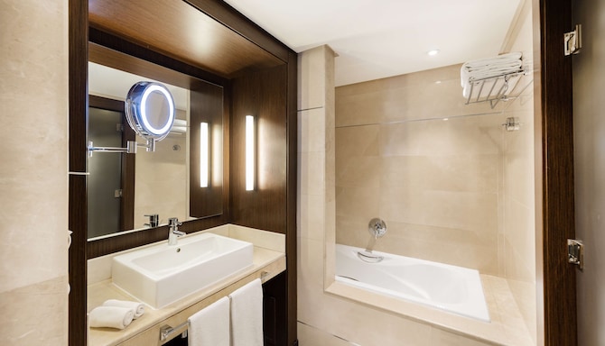 Radisson Blu Hotel & Convention Center, Tunis - Executive Room & Superior Rooms bathroom