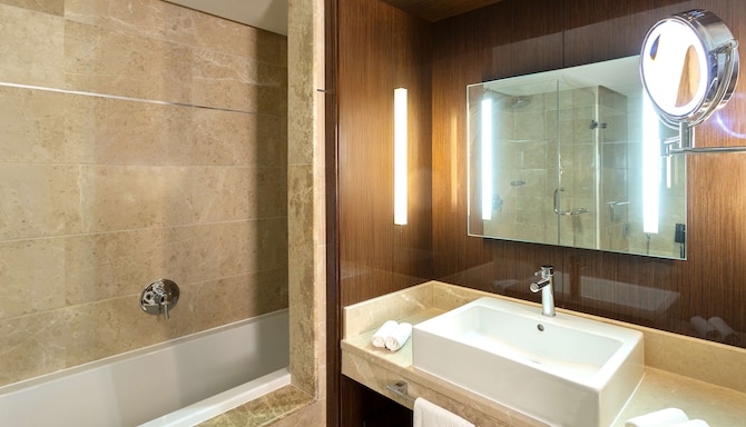 Radisson Blu Hotel & Convention Center, Tunis - Standard Room bathroom