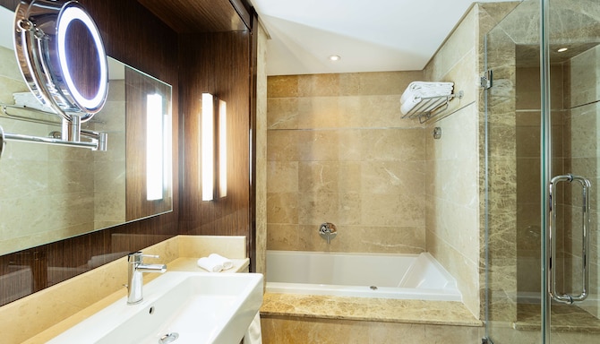 Radisson Blu Hotel & Convention Center, Tunis - Junior Suite bathroom