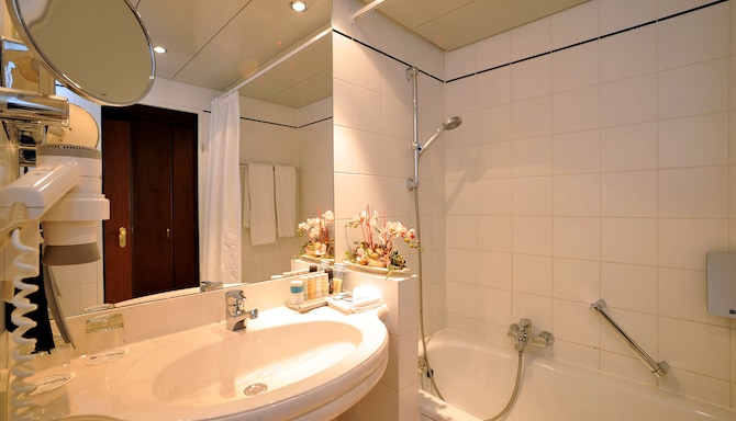 Radisson Blu Hotel, Cottbus - Guest room bathroom