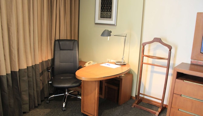 Radisson Blu Hotel, Dhaka Water Garden - Guest Room desk