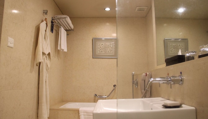 Radisson Blu Hotel, Dhaka Water Garden - Business Class Room bathroom