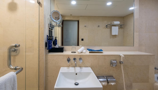 Radisson Blu Hotel, Dhaka Water Garden - Executive Room with Lounge Access