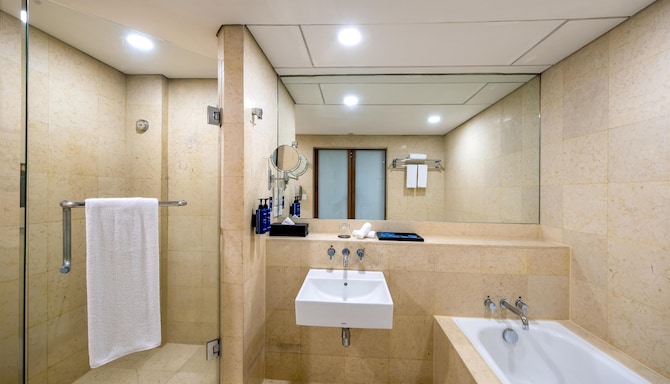 Radisson Blu Hotel, Dhaka Water Garden - Family Room