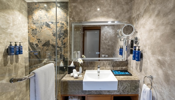 Radisson Blu Hotel, Dhaka Water Garden - Superior Room