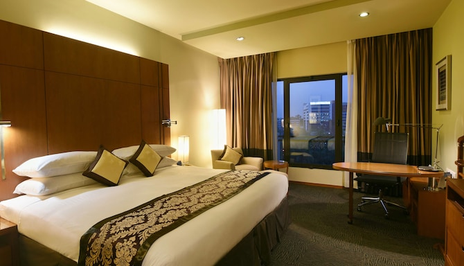 Radisson Blu Hotel, Dhaka Water Garden - Business Class Room