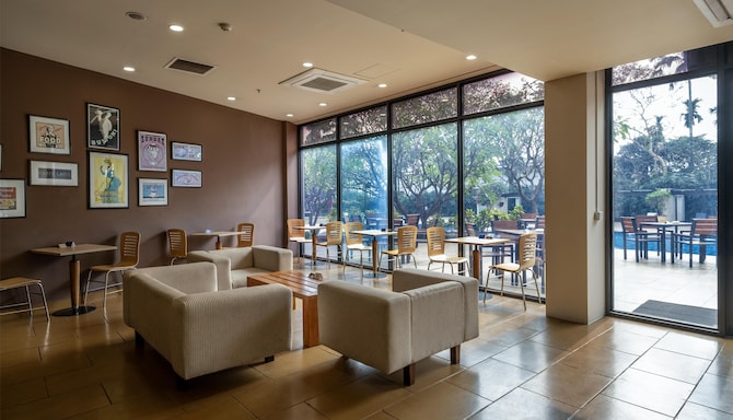 Radisson Blu Hotel, Dhaka Water Garden - ChitChat Cafe