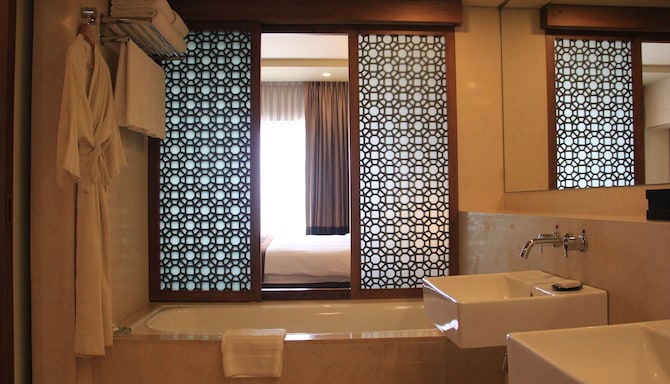 Radisson Blu Hotel, Dhaka Water Garden - Executive Suite bathroom