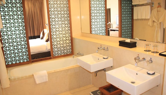 Radisson Blu Hotel, Dhaka Water Garden - Executive Suite bathroom