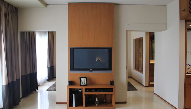 Radisson Blu Hotel, Dhaka Water Garden - TV in Suite