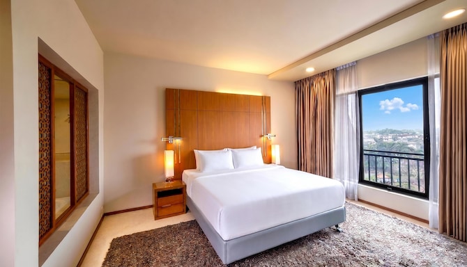 Radisson Blu Hotel, Dhaka Water Garden - Executive Suite with Lounge Access