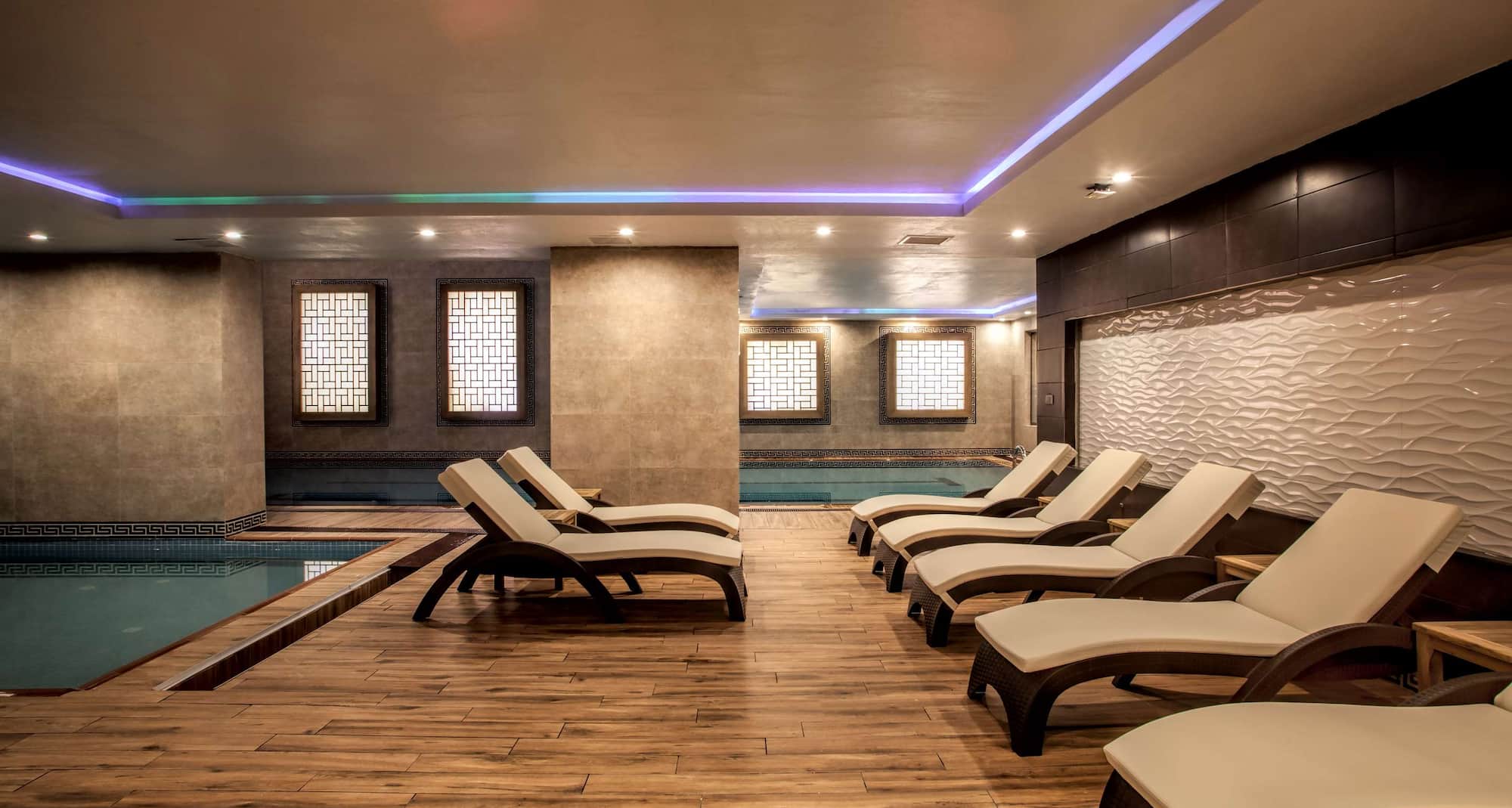 Radisson Blu Hotel, Diyarbakir - Indoor Pool Loungers