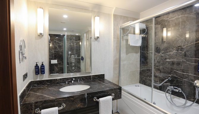 Radisson Blu Hotel, Diyarbakir - Suit Bath Room