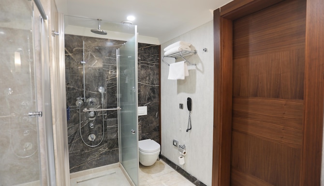 Radisson Blu Hotel, Diyarbakir - Suite Bathroom