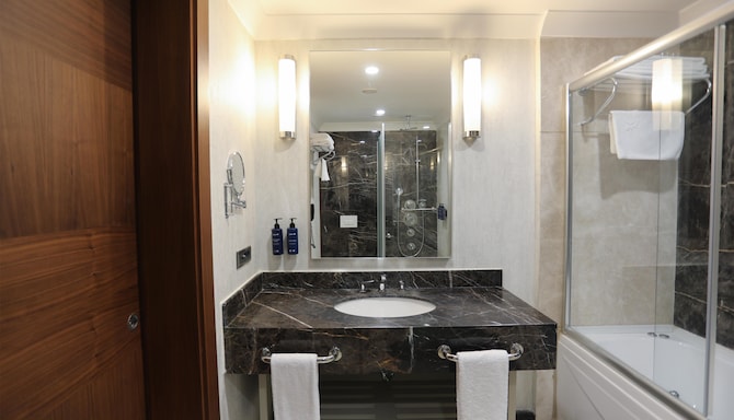 Radisson Blu Hotel, Diyarbakir - Suite Bathroom
