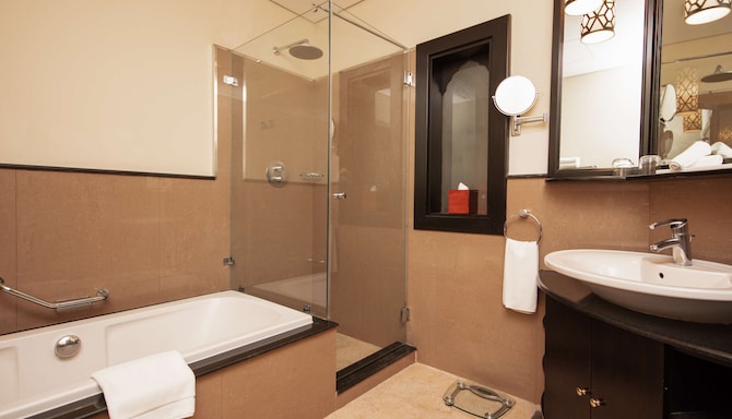 Radisson Blu Hotel, Doha - Superior Room Indian bathroom