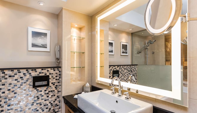 Radisson Blu Hotel, Doha - Standard Room with twin beds bathroom