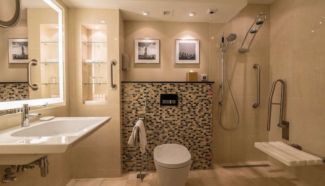 Radisson Blu Hotel, Doha - Accessible bathroom
