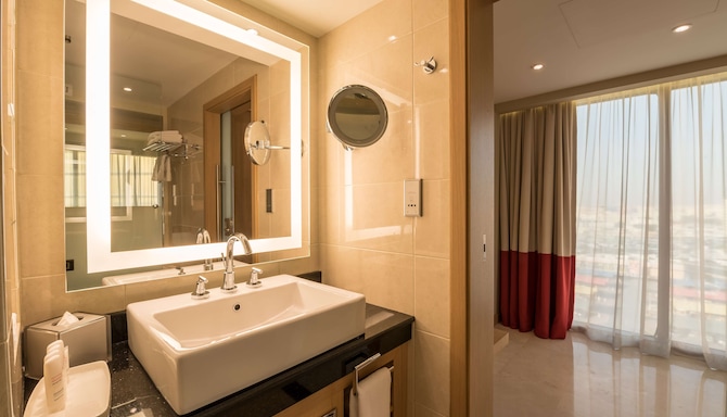 Radisson Blu Hotel, Doha - Executive Room bathroom