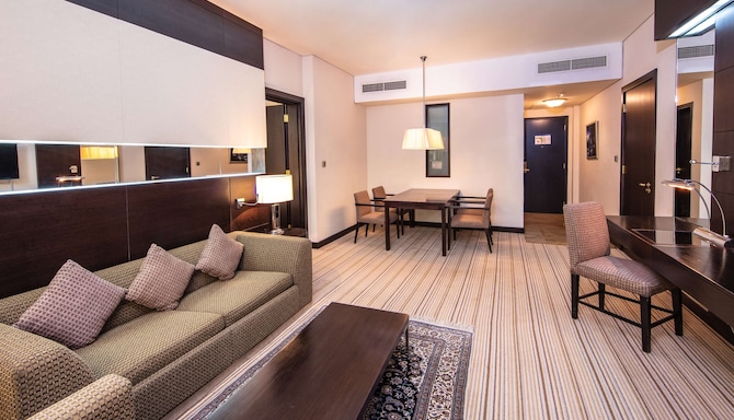 Radisson Blu Hotel, Doha - One Bedroom Apartment sitting area