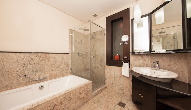 Radisson Blu Hotel, Doha - Contemporary Junior Suite bathroom