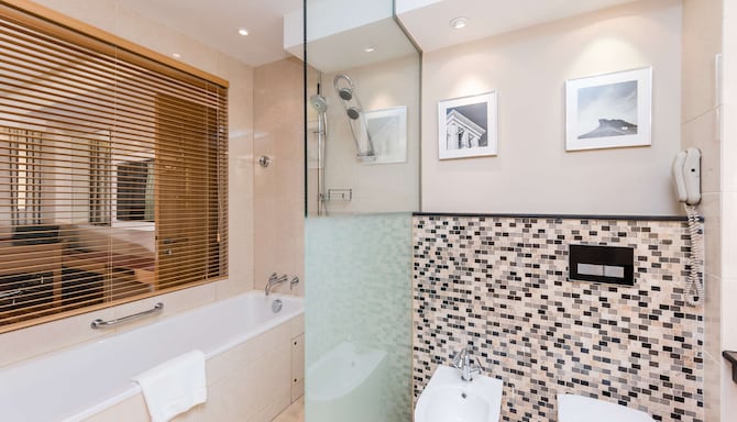 Radisson Blu Hotel, Doha - Suite bathroom