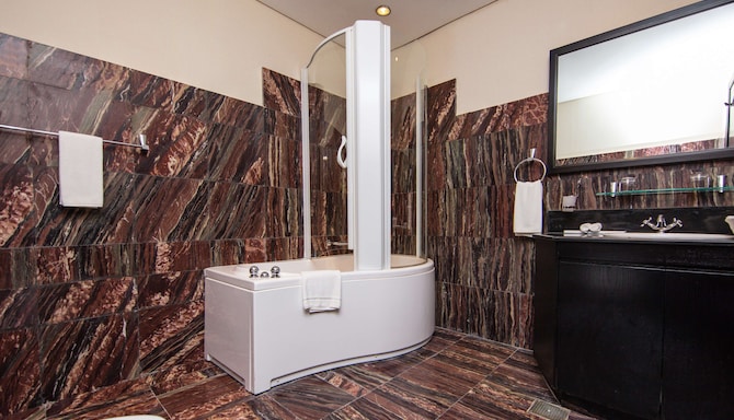 Radisson Blu Hotel, Doha - Presidential Suite bathroom - Moon
